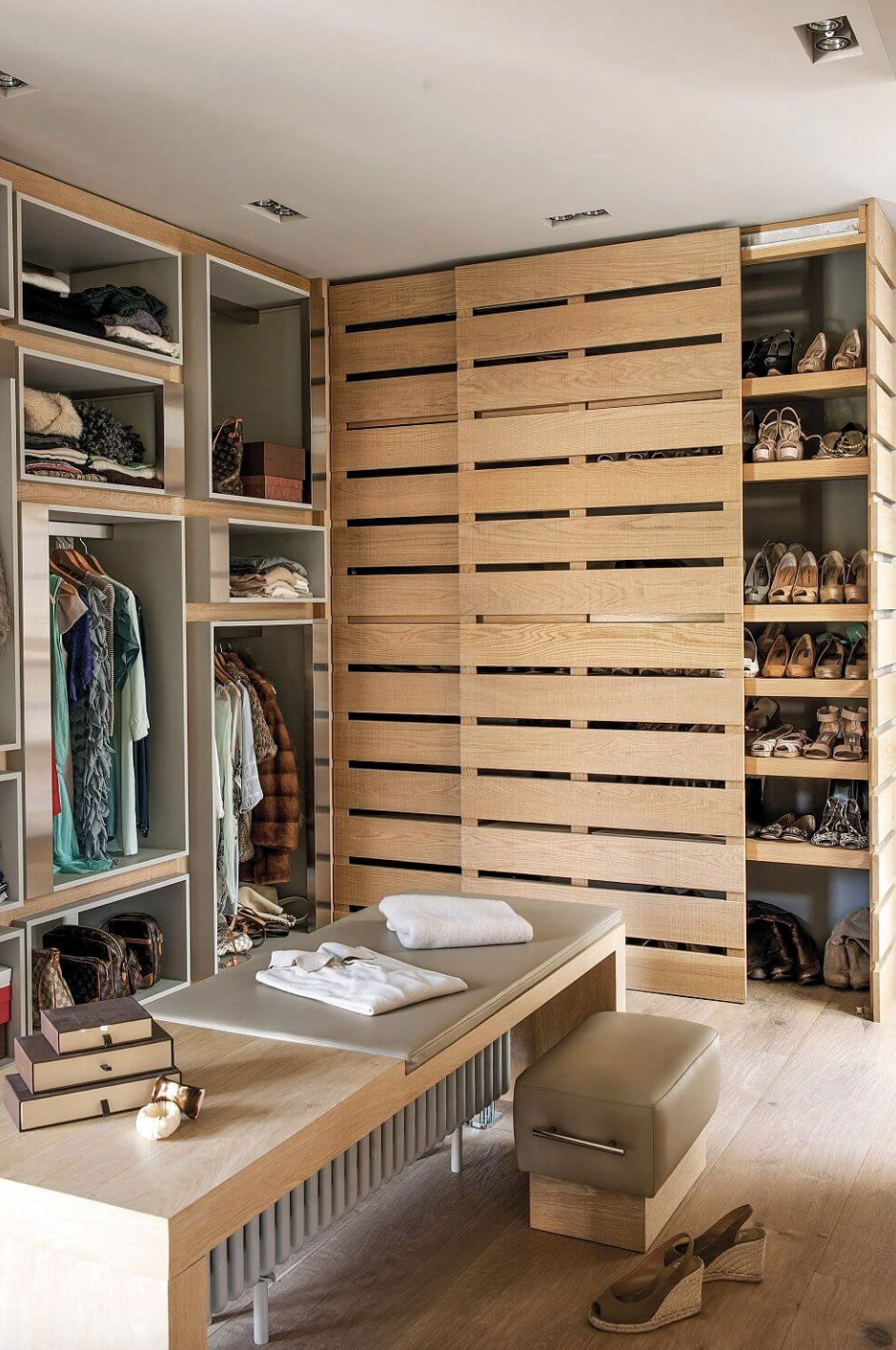 armario de madera con ropa