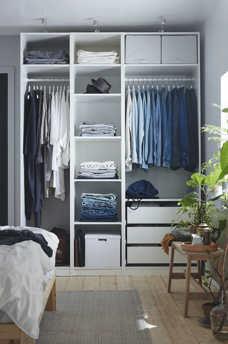 armario con ropa de colores en tonos azules