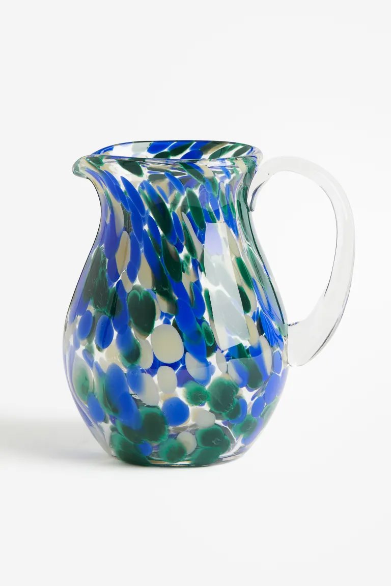 Una jarra de agua con estampado azul, blanco y verde