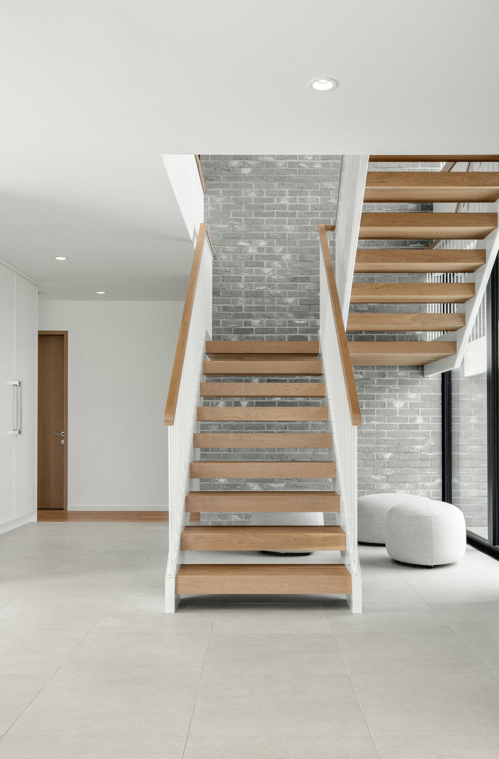 escaleras blanco y madera