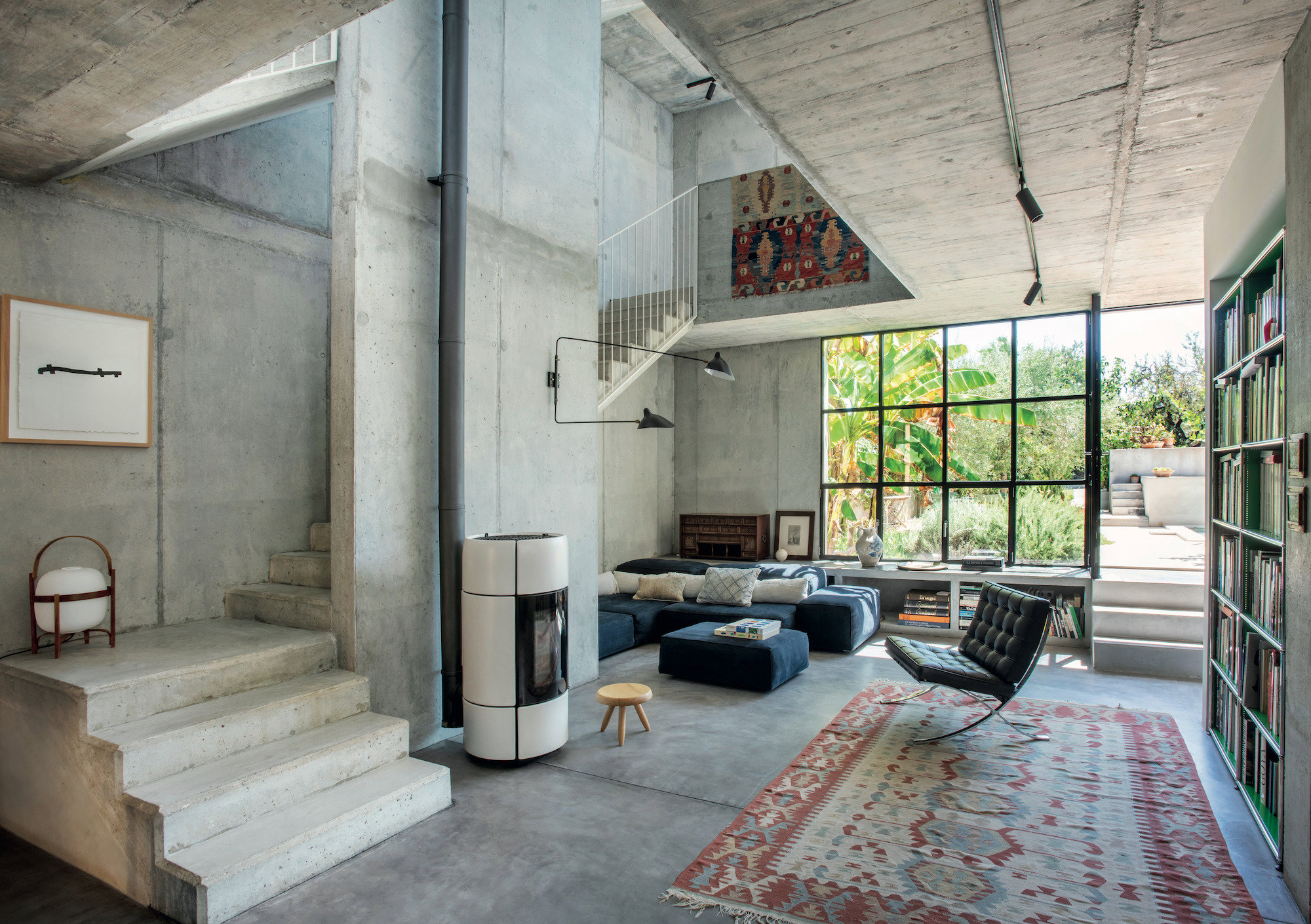 El espíritu modernista brasileño planea sobre esta casa en Mallorca de Durval Días Junior. 