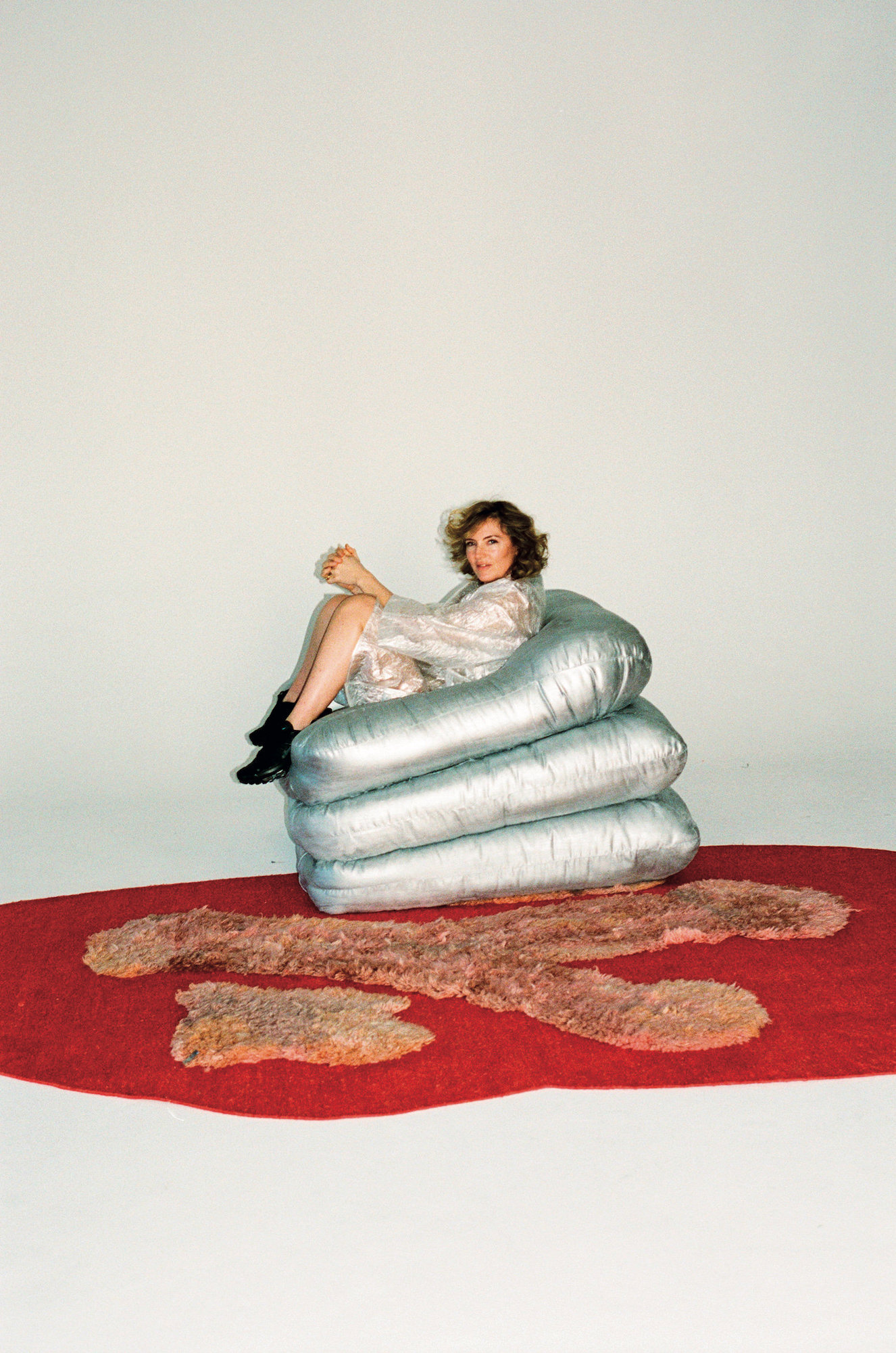 Faye Toogood, sentada en el sofá Cosmic, que ha diseñado para Tacchini. 
