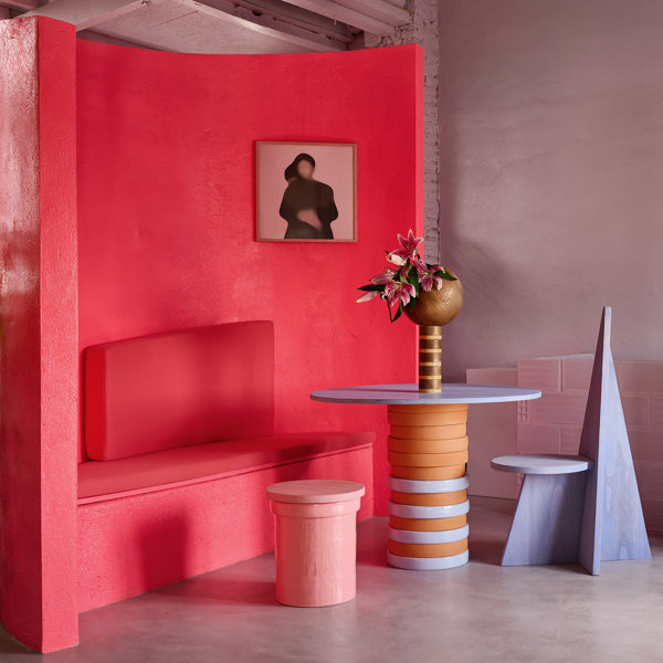 Una antigua alquería valenciana se convierte en estudio y hogar, con dos plantas, un patio divino, texturas únicas y mucho color