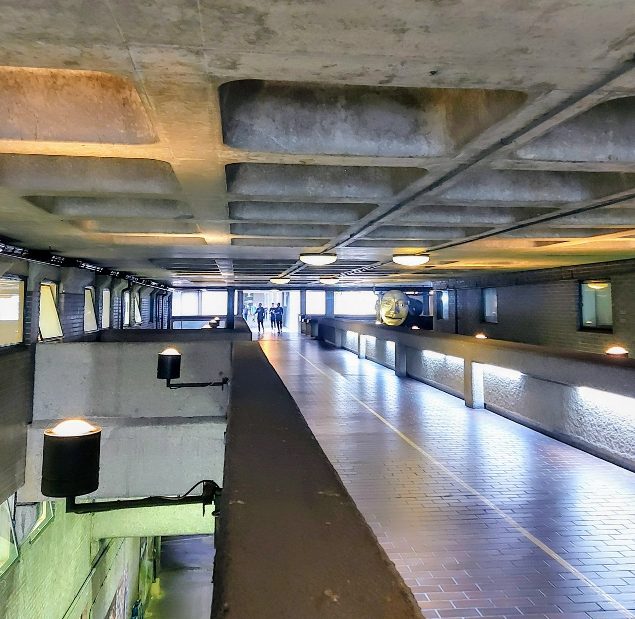 Uno de los laberínticos pasillos del interior del Barbican Centre.