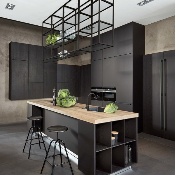 Las cocinas negras vuelven con fuerza a la decoración del hogar en 2024 y una arquitecta nos cuenta por qué