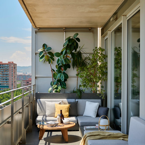La mesa plegable de madera de Zara Home es un SÍ rotundo para decorar balcones pequeños y estrechos