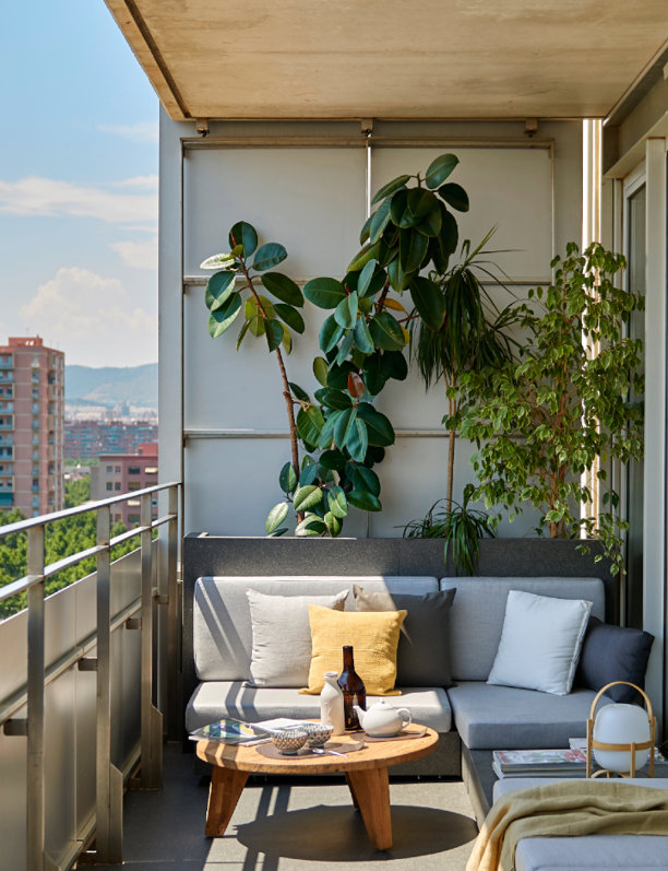 La mesa plegable de madera de Zara Home es un SÍ rotundo para decorar balcones pequeños y estrechos