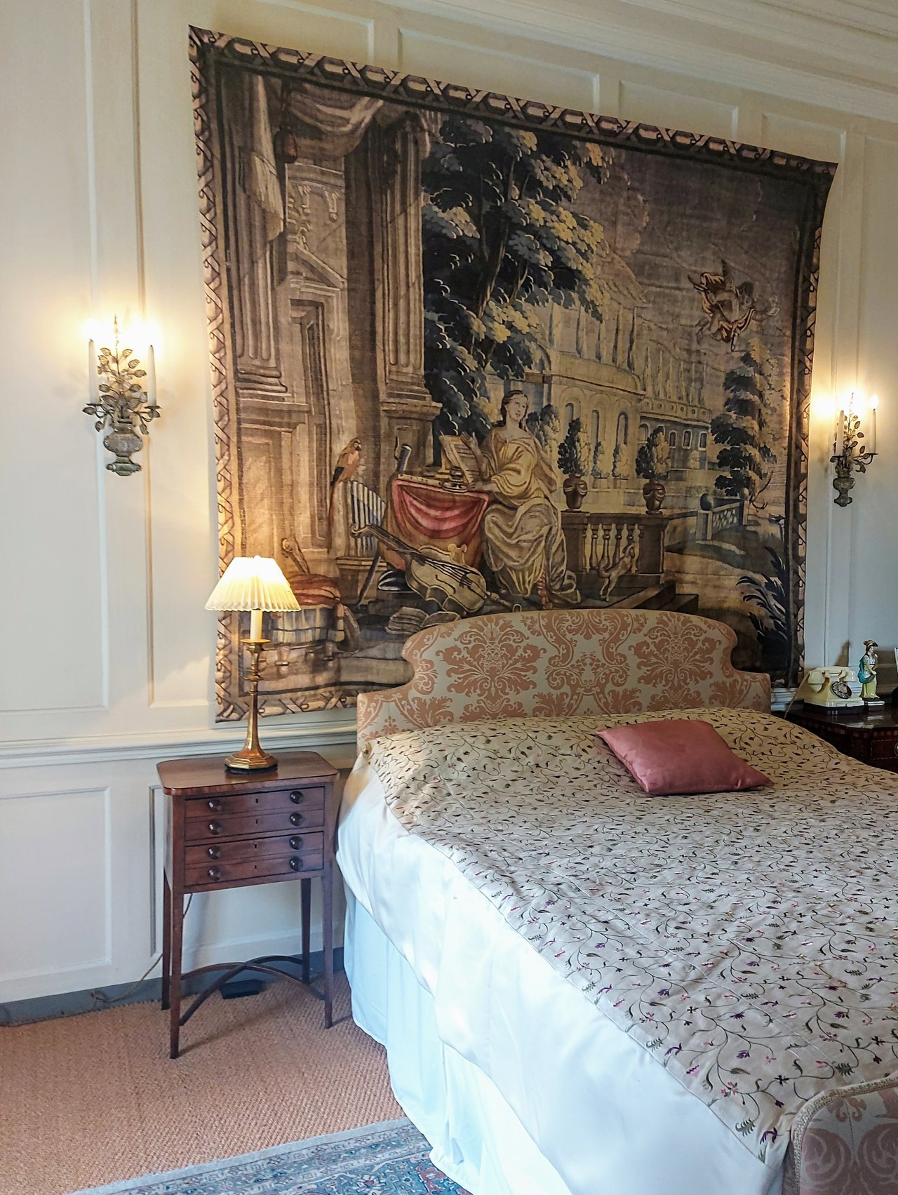 Dormitorio principal de Fenton House, con un tapiz bordado a mano.