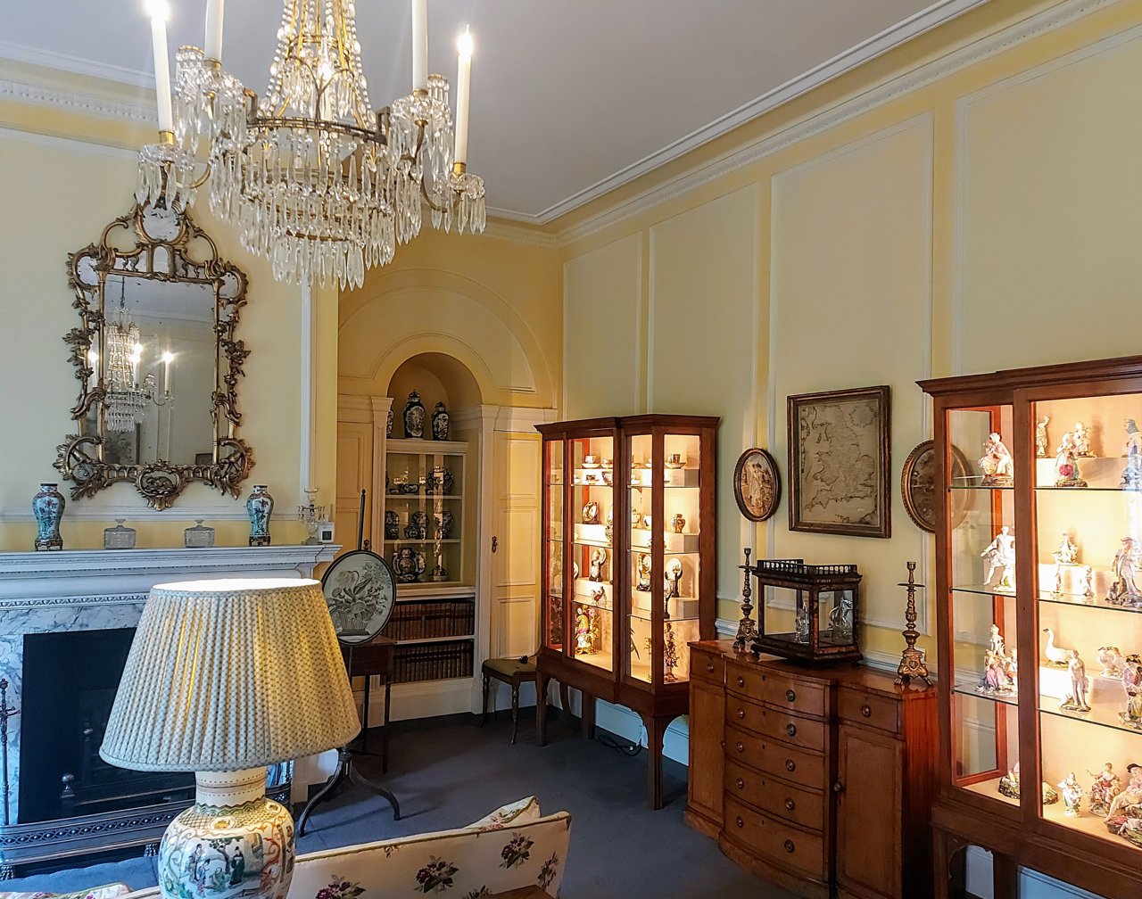 En lo que en su día fue una zona de estar de la casa, se expone una colección de porcelana y diferentes muebles de estilo georgiano.