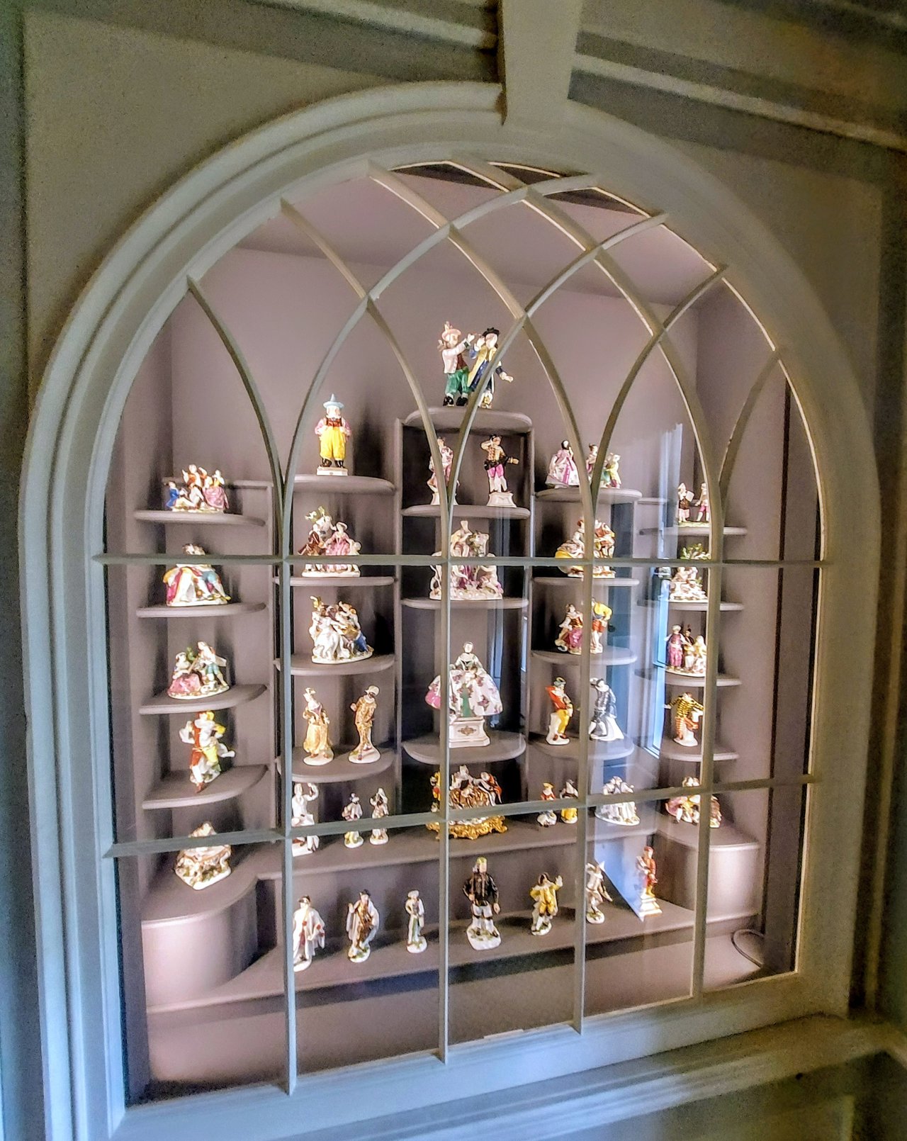 Una de las vitrinas en las que se expone la colección de porcelana perteneciente a Lady Binning, última propietaria de la casa.