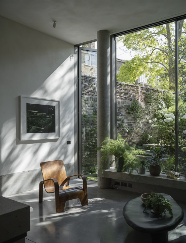 Una vivienda de espíritu brutalista con un jardín exuberante en el corazón de Londres 