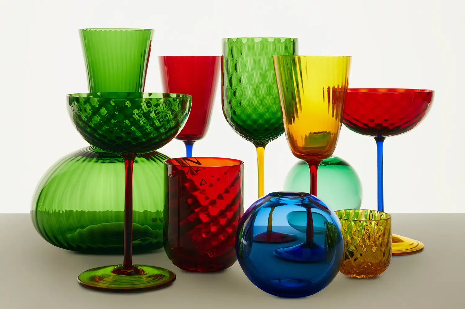 La cristalería está realizada con vidrio de Murano soplado a mano, un tributo a la artesanía italiana.