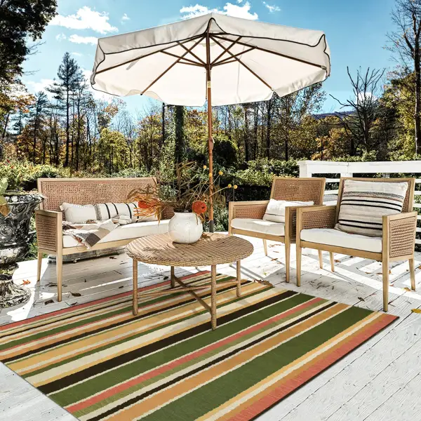 Decora tu terraza con alfombras: 6 ideas para darle interés visual, textura y profundidad a tu jardín personal