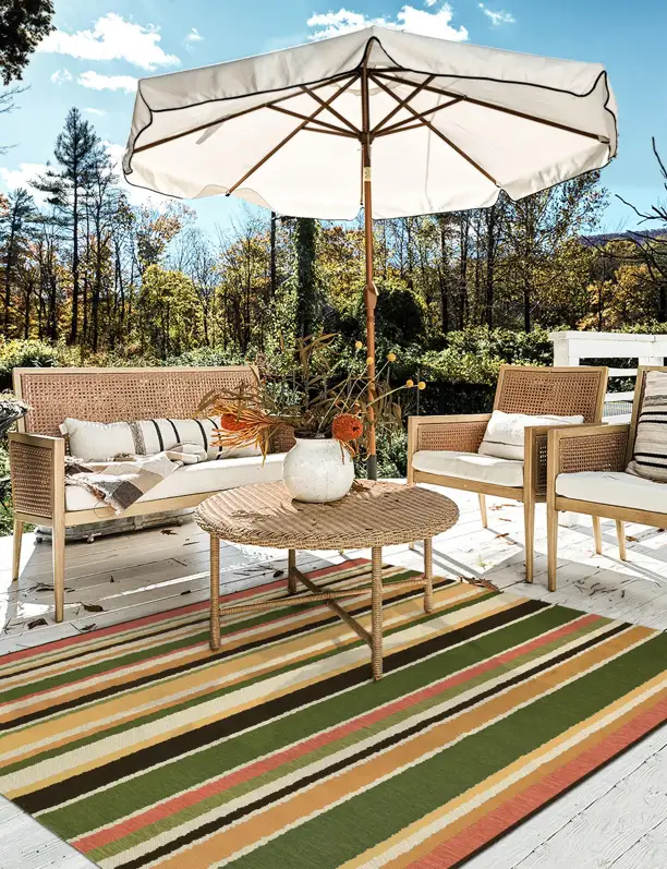 Decora tu terraza con alfombras: 6 ideas para darle interés visual, textura y profundidad a tu jardín personal