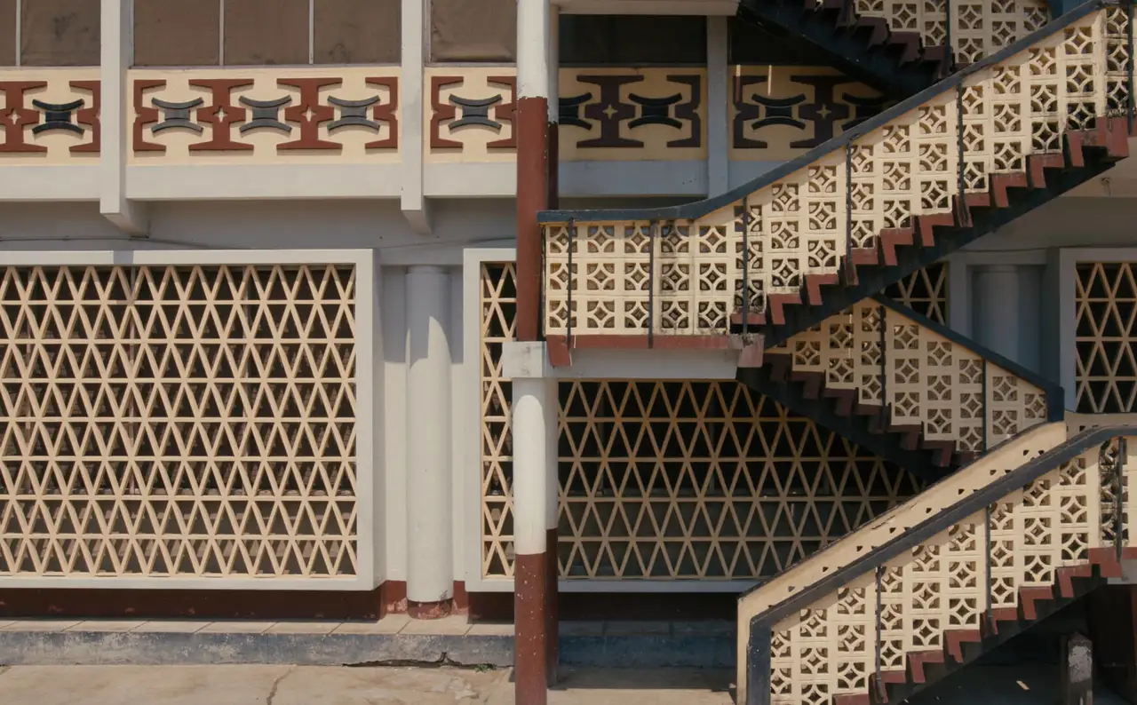 La Mfantsipim School, en Cape Coast (Ghana), de Fry, Drew & Partners, un proyecto incluido en la muestra 'Tropical Modernism', en el V&A South Kensington. 