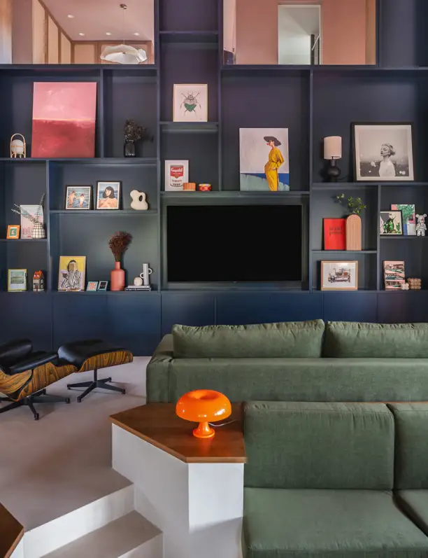 Una casa de finales de los 70 transformada en un espacio lleno de color con toques a lo 'Wes Anderson'