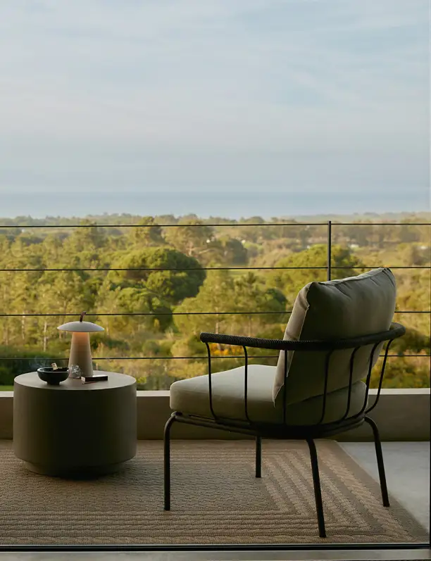 Los 7 errores más comunes al elegir muebles de exterior si tu terraza es pequeña y qué SÍ usar para disfrutar al aire libre