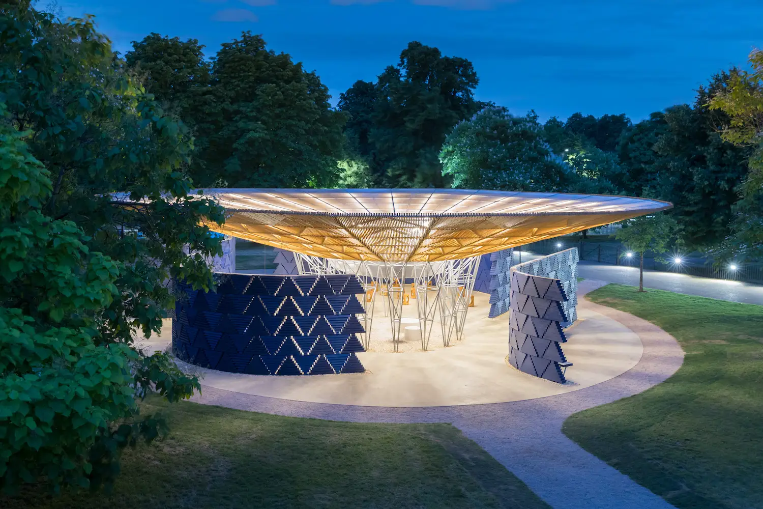 Pabellón de la Serpentine diseñado en 2017 por el arquitecto Francis Ke´re´, Premio Pritzker en 2022.