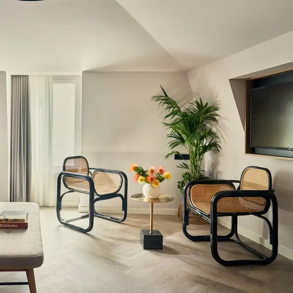 Habitación cálida de hotel con sillas de mimbre 