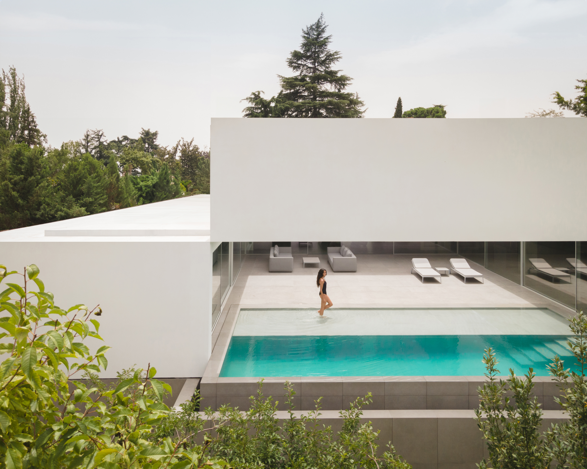 Las casas de Fran Silvestre destacan por sus volúmenes geométricos y la relación de los espacios entre sí y con el exterior.