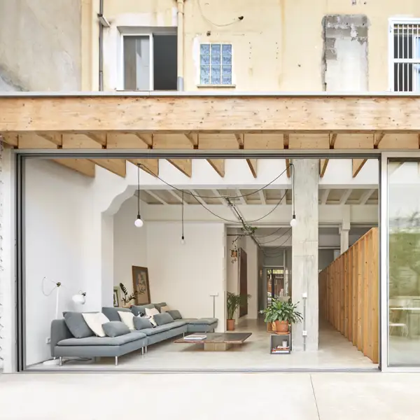 En Palma de Mallorca, una antigua panadería se transforma en una vivienda llena de luz con un agradable patio