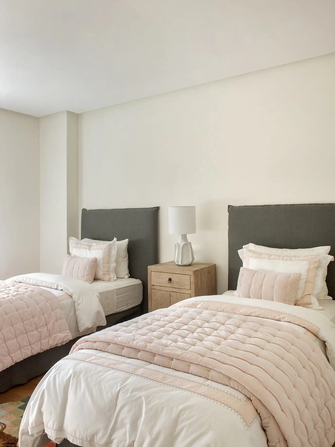 Dormitorio con camas gemelas y mesita de madera Proyecto Juan Bravo  