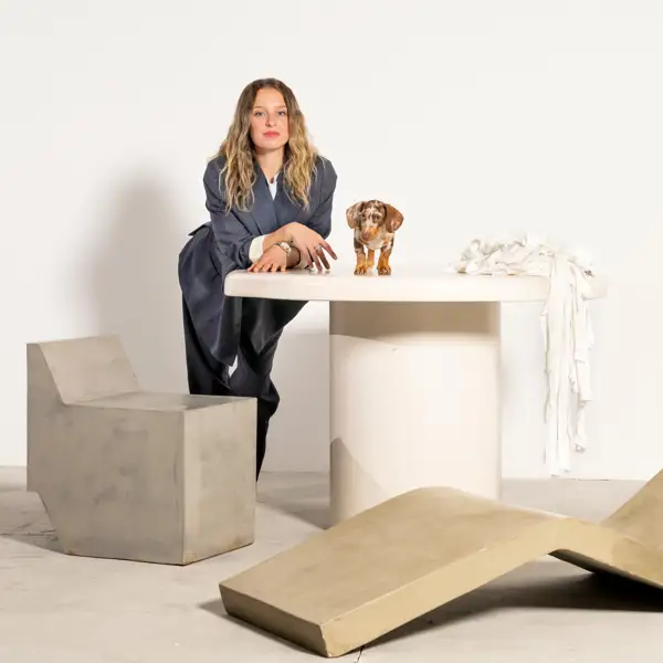 Los muebles de residuos textiles de la gallega Elena Hinrichs que revolucionan el diseño: "Nos hemos adueñado de la Tierra como si fuese nuestra y somos nosotros los que pertenecemos a ella"