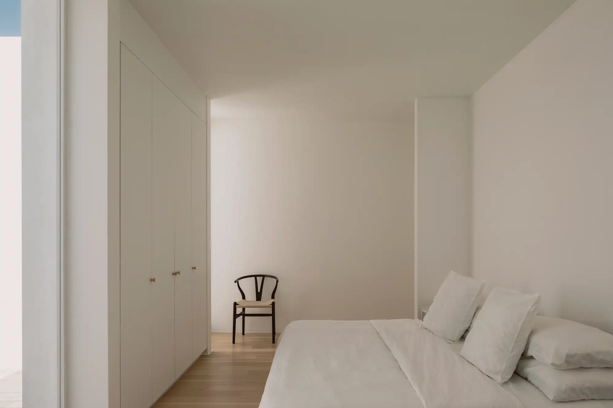 Dormitorio blanco minimalista