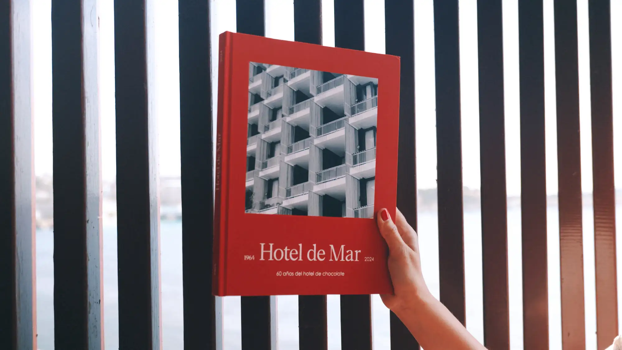 El diseño del libro se inspira en el del propio hotel. 