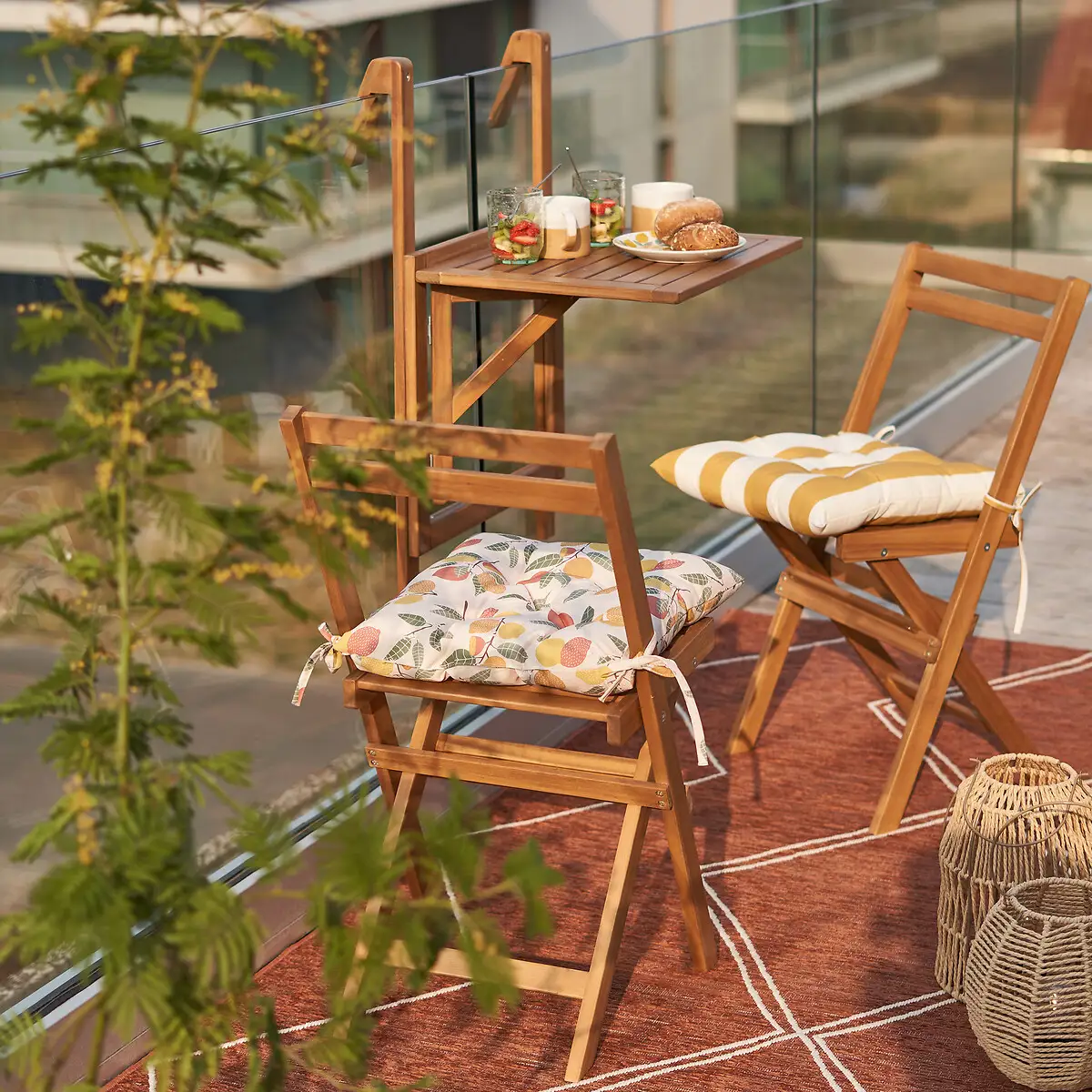 Terraza pequeña con mesita plegable de balcón de madera y dos sillas plegables