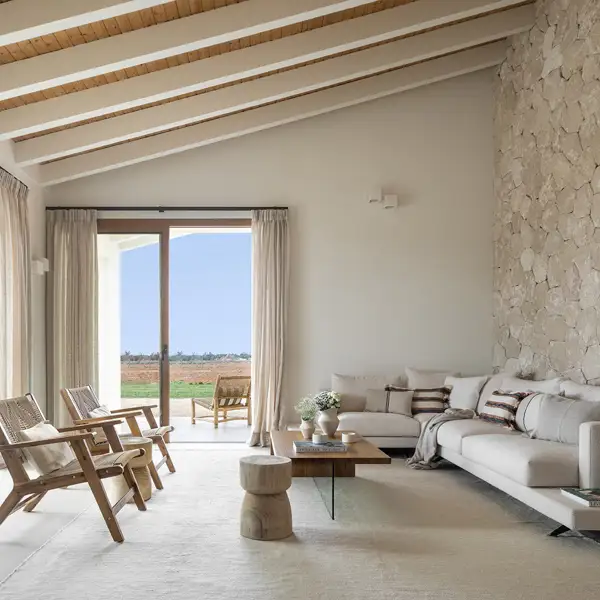 Una confortable casa de vacaciones de piedra en Mallorca con un perfil atípico y pensada como un refugio moderno en plena naturaleza