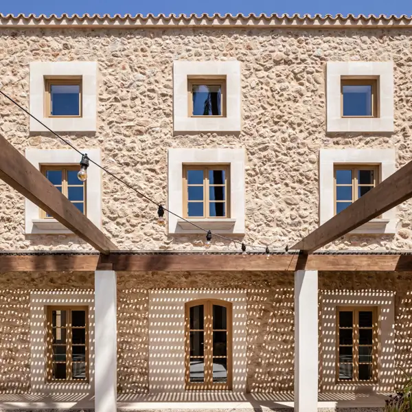 La acertada reforma de un antigua granja avícola de Mallorca convertida en cuatro apartamentos