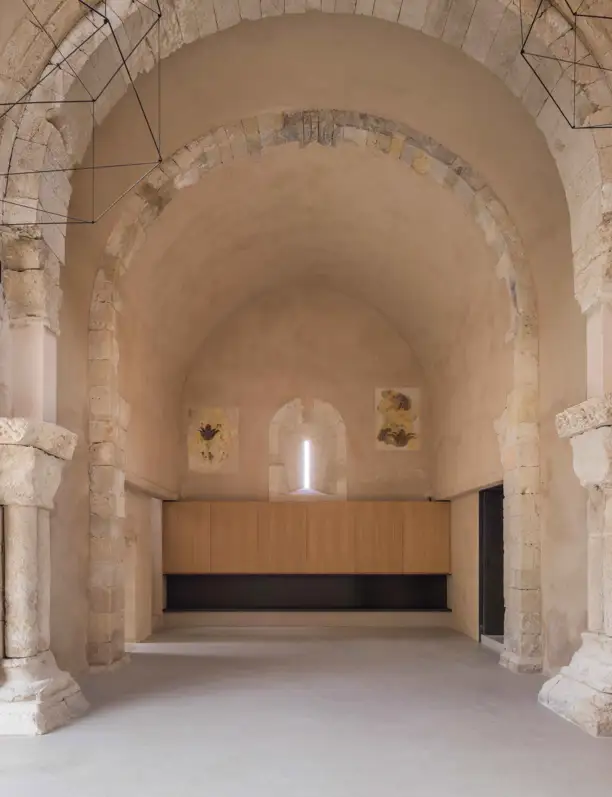 De iglesia en ruinas a moderna vivienda de doble altura y espacios abiertos en Segovia: un verdadero renacimiento arquitectónico