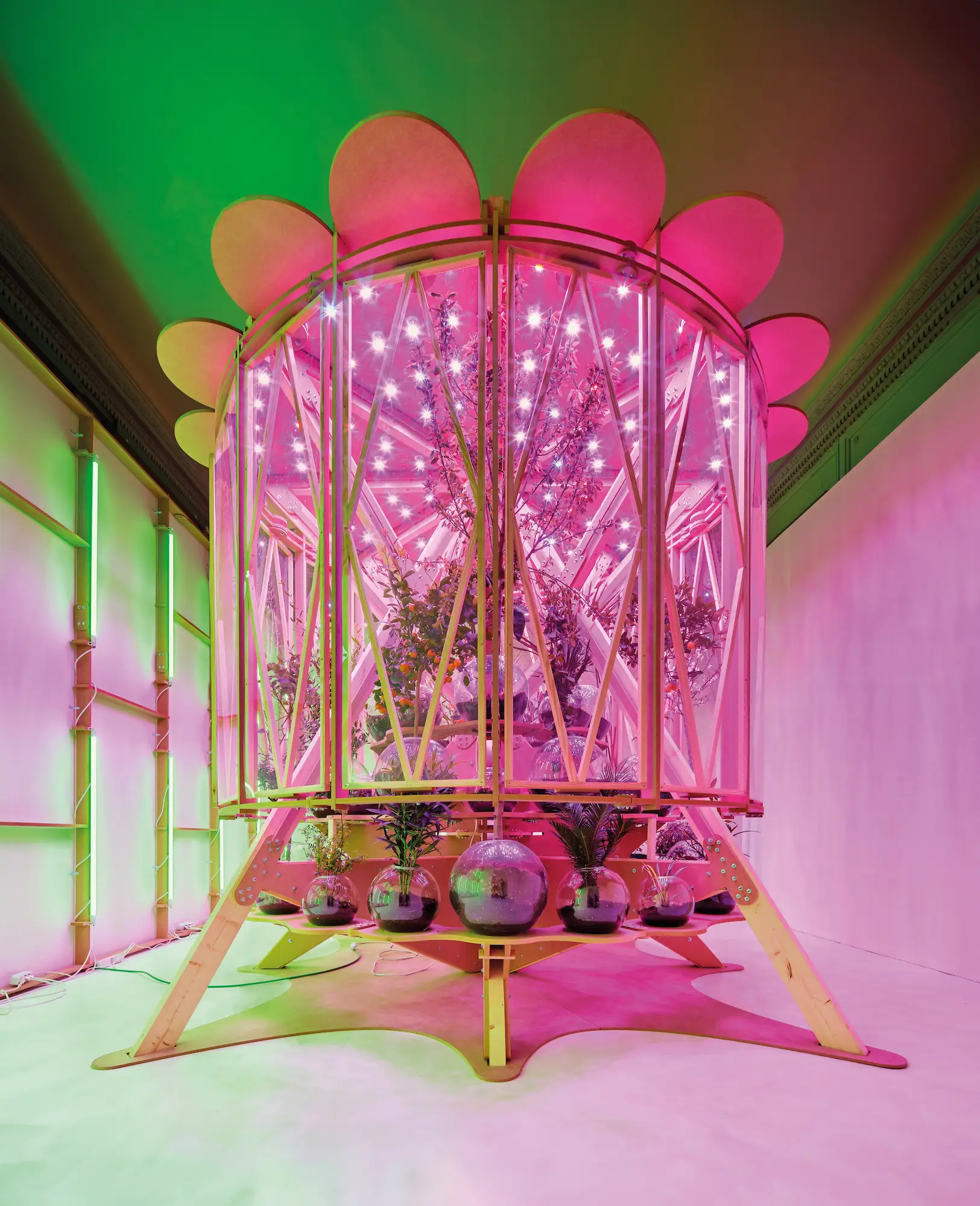Cohabitation Dome (2022), para la Bienal de FRAC, en Centre-Val De Loire (Francia), alude a una sociedad cooperativa.