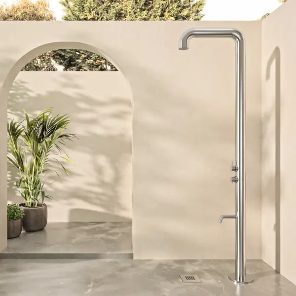 La nueva ducha de exterior Hércules de ramonsoler redefine el concepto de excelencia para refrescarse
