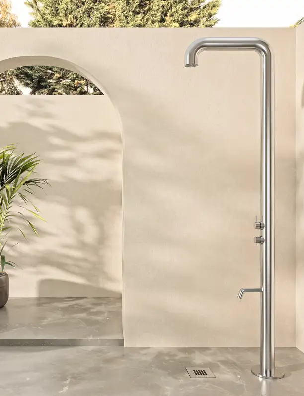 La nueva ducha de exterior Hércules de ramonsoler redefine el concepto de excelencia para refrescarse