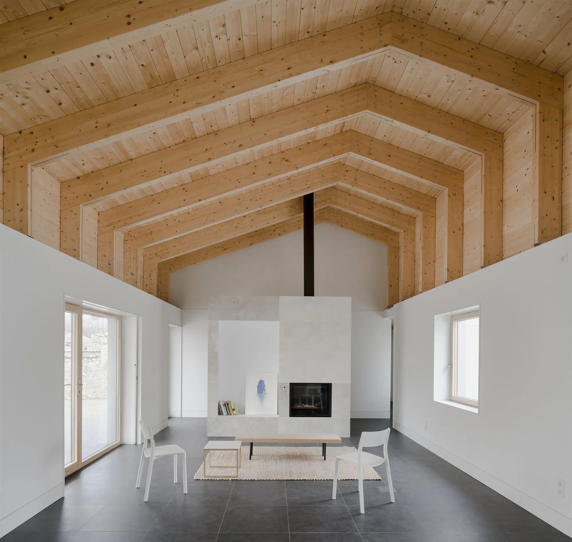 casa blanca con techo de madera