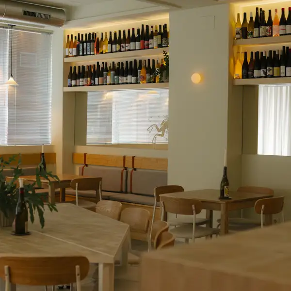 El nuevo bar de vinos naturales del que todo el mundo habla en Gijón está firmado por Currás Estudio
