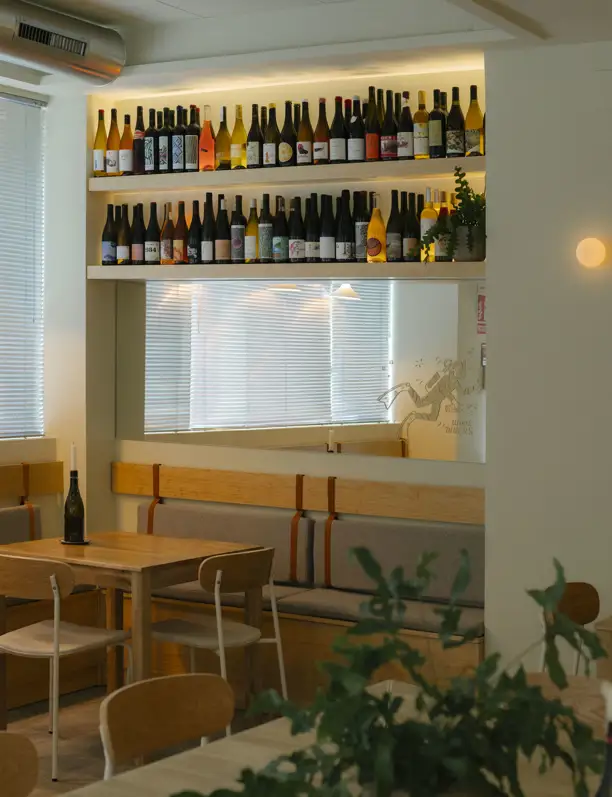 El nuevo bar de vinos naturales del que todo el mundo habla en Gijón está firmado por Currás Estudio