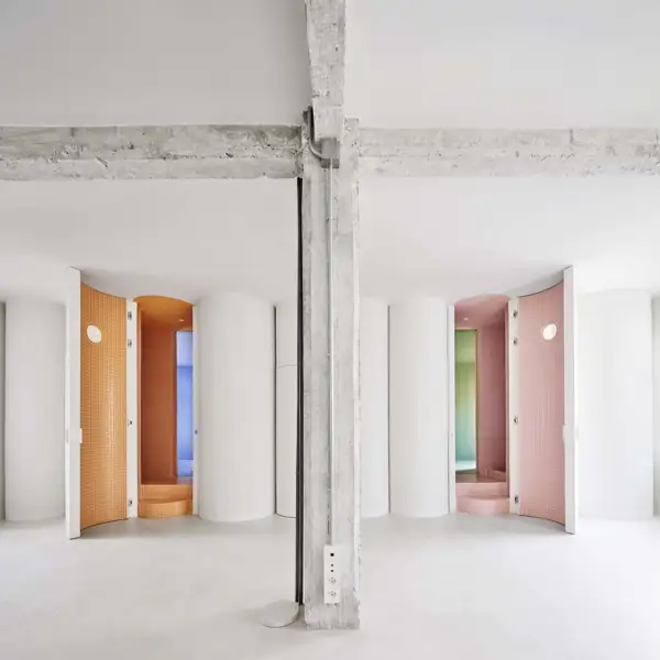 Espacios abiertos, contrastes y color en una casa junto al parque del Retiro en Madrid (ganadora del Premio FAD 2024 de Interiorismo)