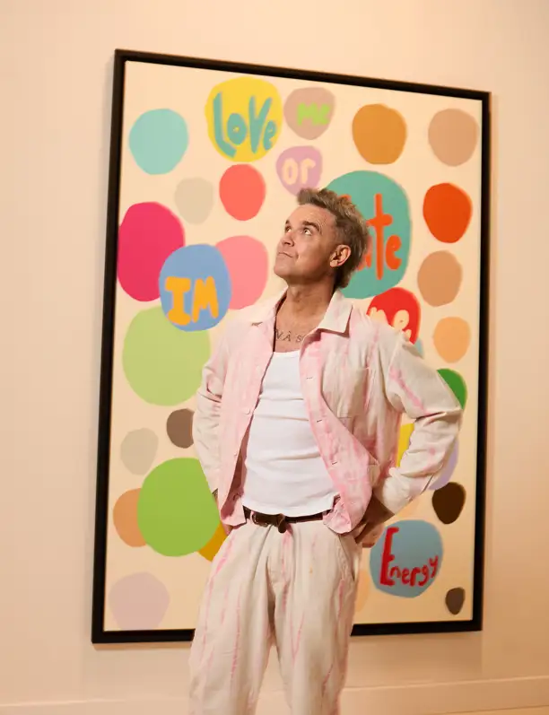 Confesiones en el museo: Robbie Williams debuta en Barcelona como artista plástico
