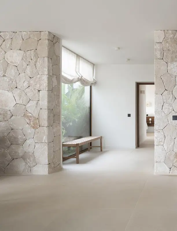 Una confortable casa de vacaciones de piedra en Mallorca con un perfil atípico y pensada como un refugio moderno en plena naturaleza