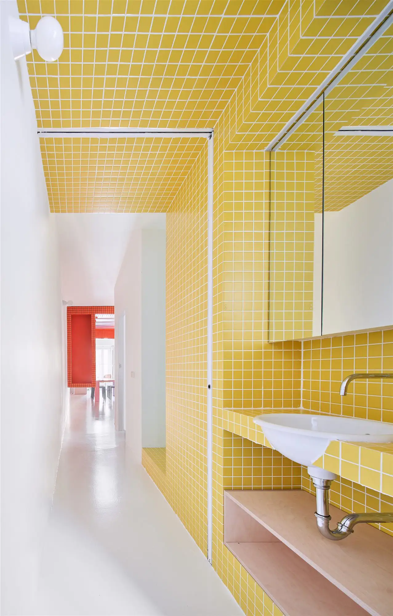azulejos amarillos en un bano