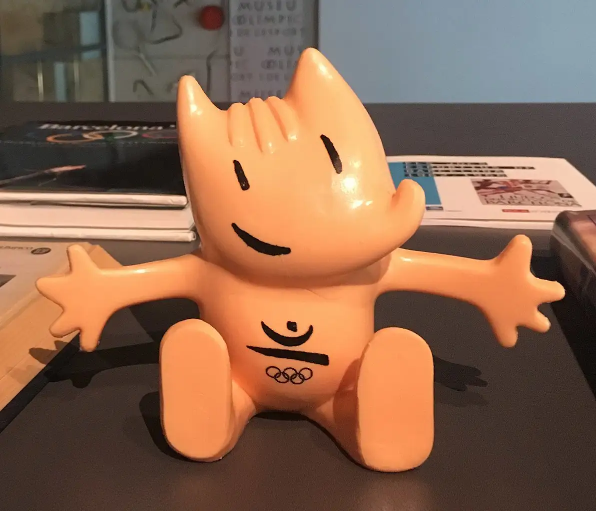 Una figura de Cobi, la mascota de los Juegos de Barcelona 1992 diseñada por Javier Mariscal.