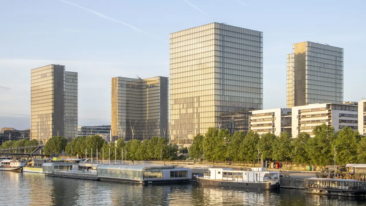 Biblioteca Nacional de Francia (1995), en París. Perrault obtuvo el Premio Mies van der Rohe por esta obra en 1997.