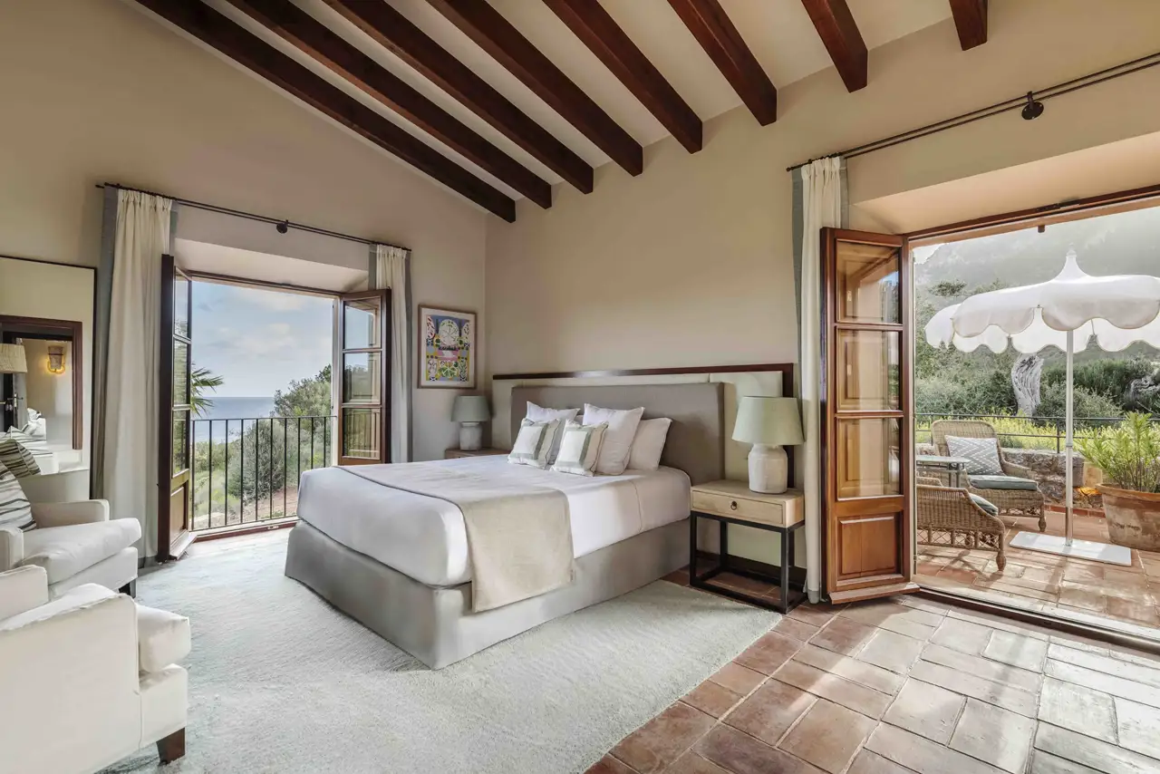 La arquitectura y la decoración de la villa están en línea con la estética de la isla, con materiales naturales y colores cálidos. 