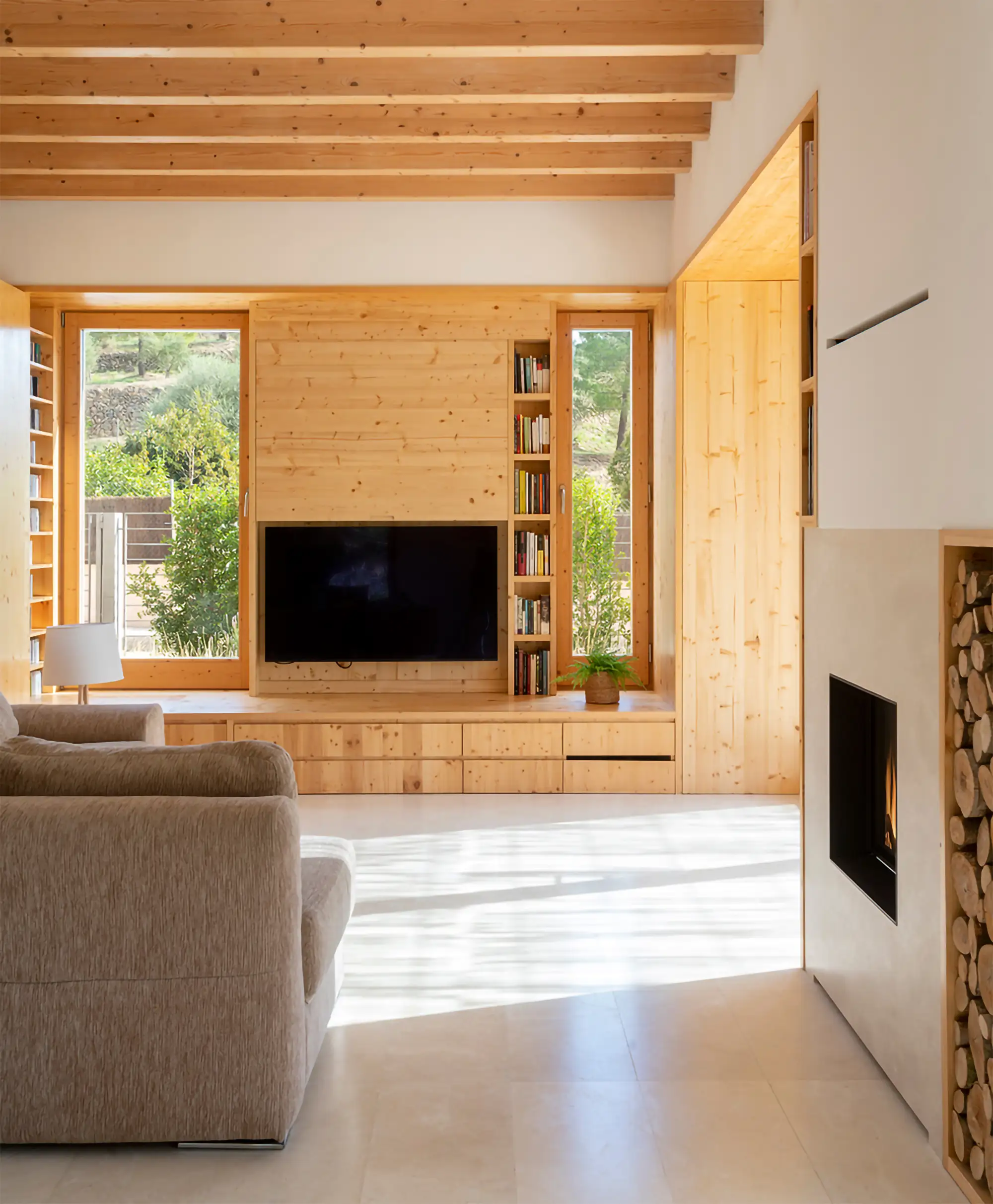 salón con mueble de obra de madera