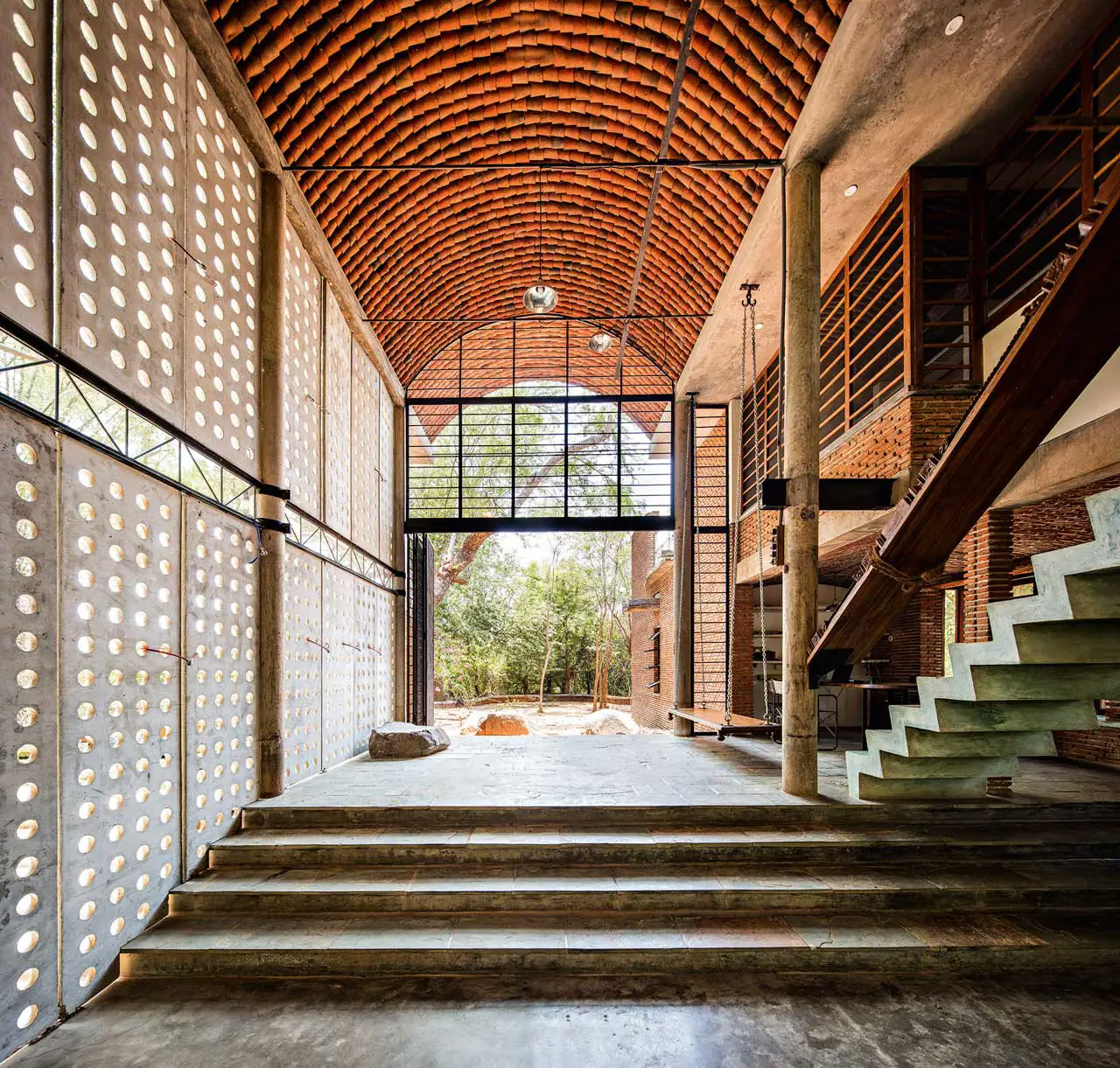 'Wall House' en Auroville, un proyecto de Anupama Kundoo.