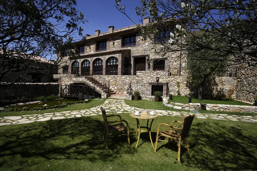 casa de piedra en el campo