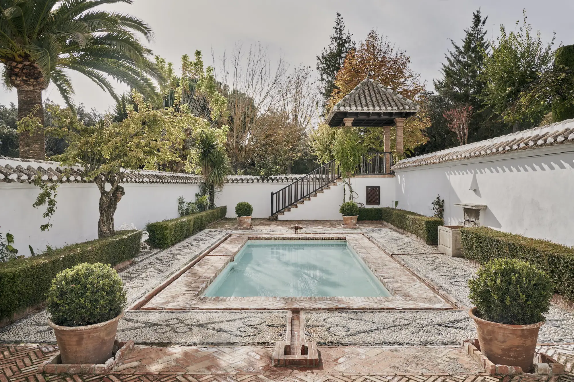 piscina en patio andaluz